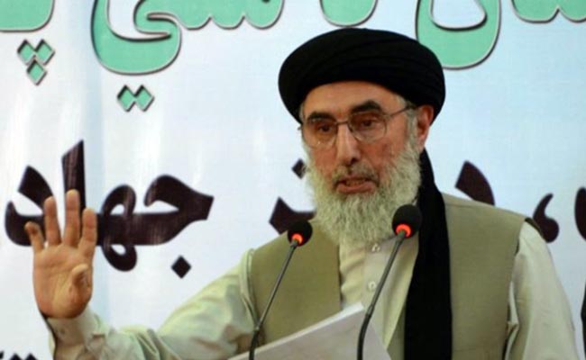 پرتاب کفش بسوی حکمتیار در نماز جمعه هرات